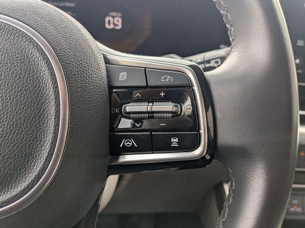 Used 2025 Kia Carnival image 16