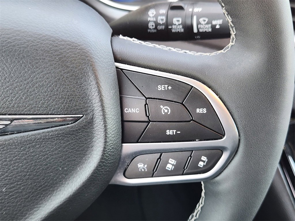 Used 2025 Chrysler Pacifica Select image 62