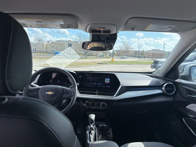 Used 2025 Chevrolet Trax LT image 28