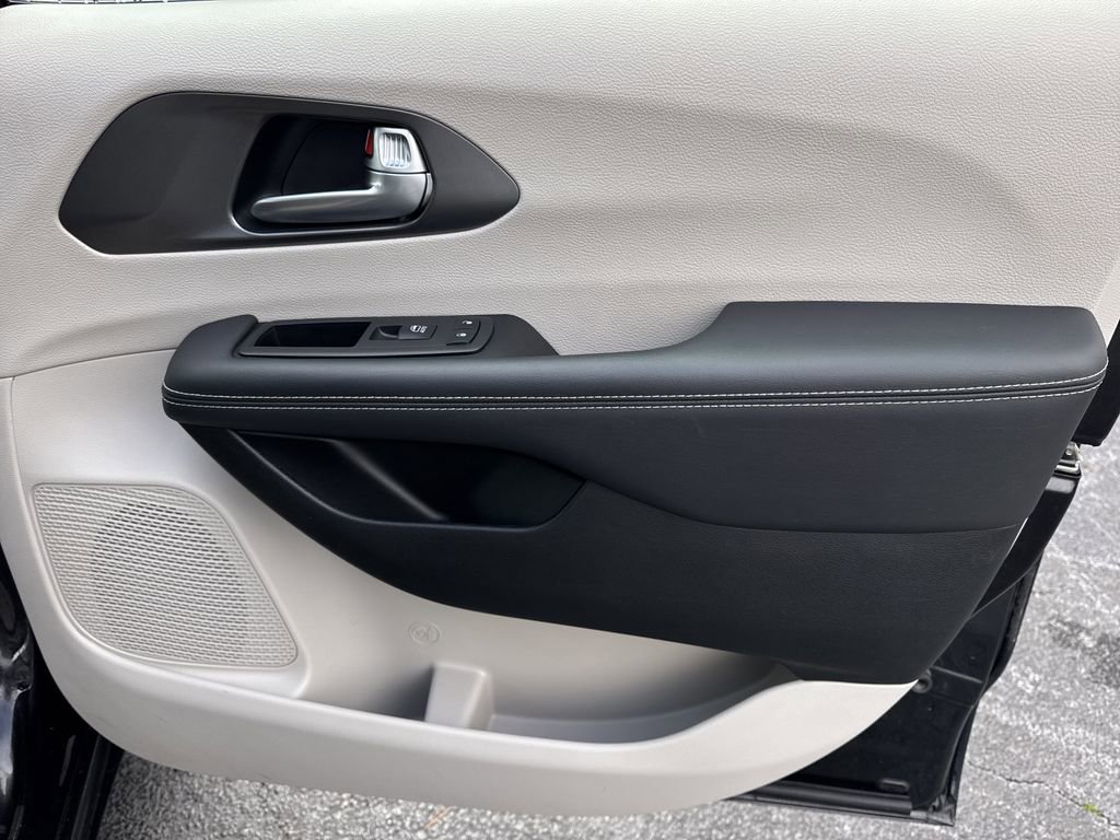 Used 2024 Chrysler Pacifica Touring-L image 14