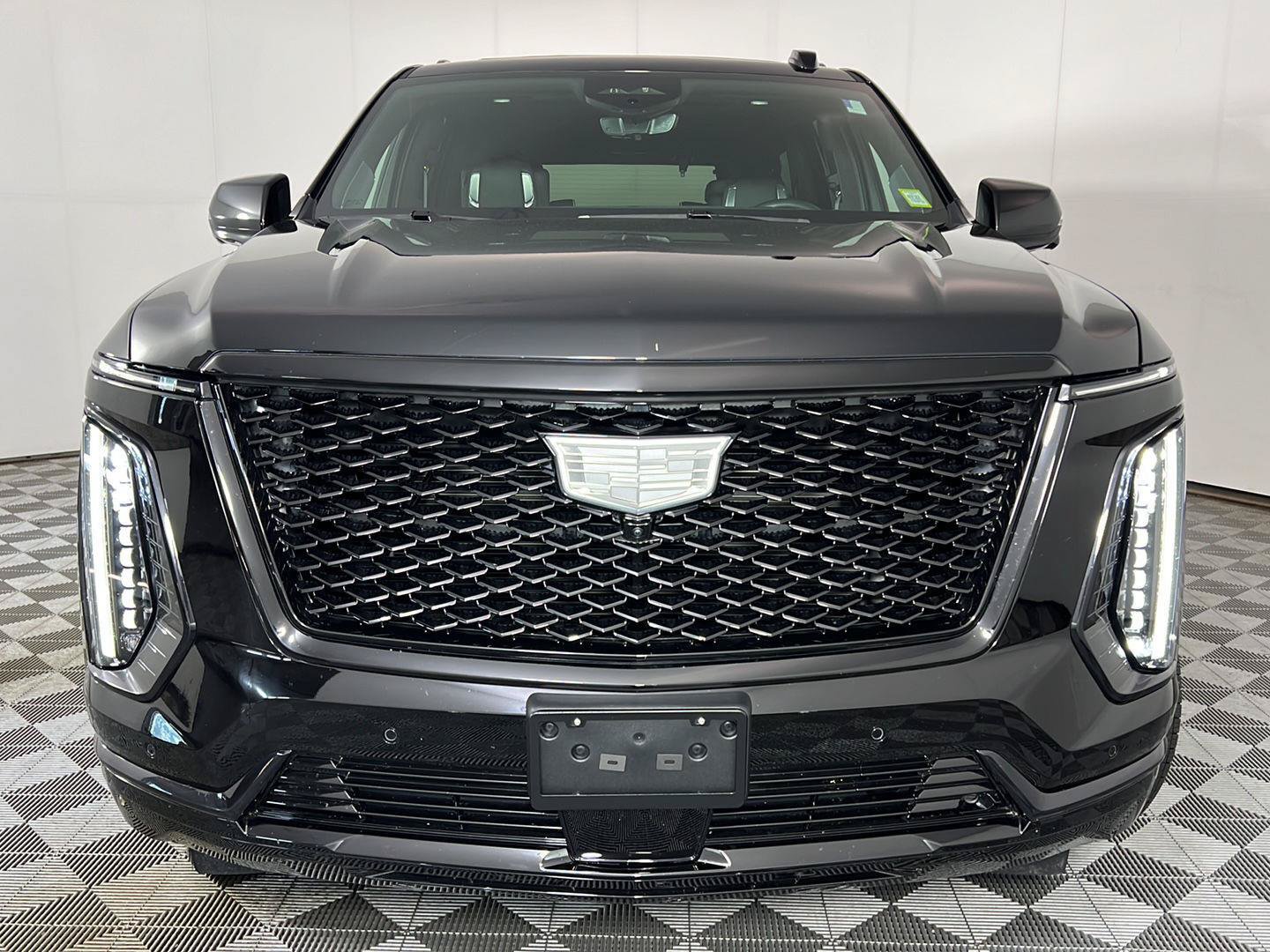 Used 2025 Cadillac Escalade Sport Platinum w/ LPO, ONYX Package AWD/4WD image 2