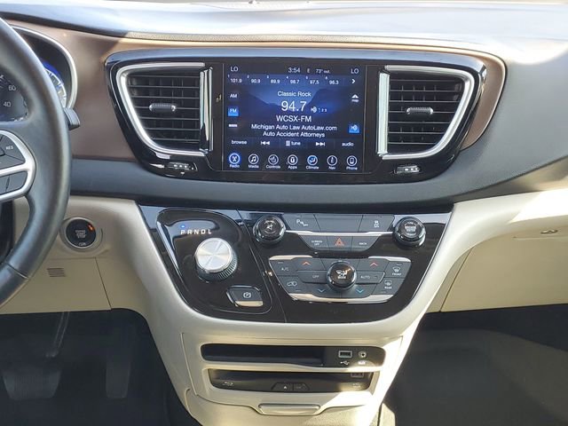 Used 2017 Chrysler Pacifica Touring-L Plus w/ Tire & Wheel Group image 32