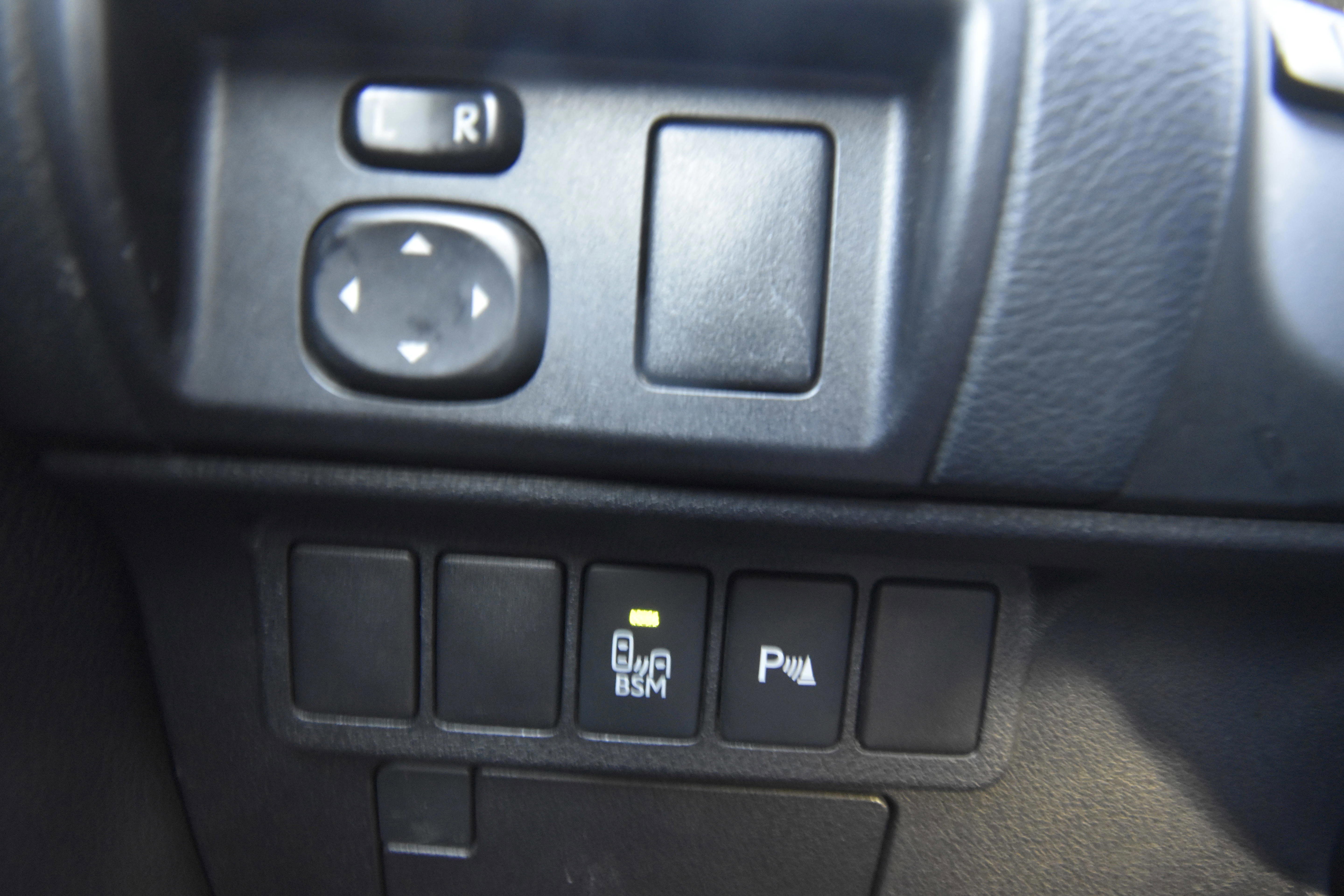 Used 2015 Lexus ES 300h w/ Navigation System Package image 15