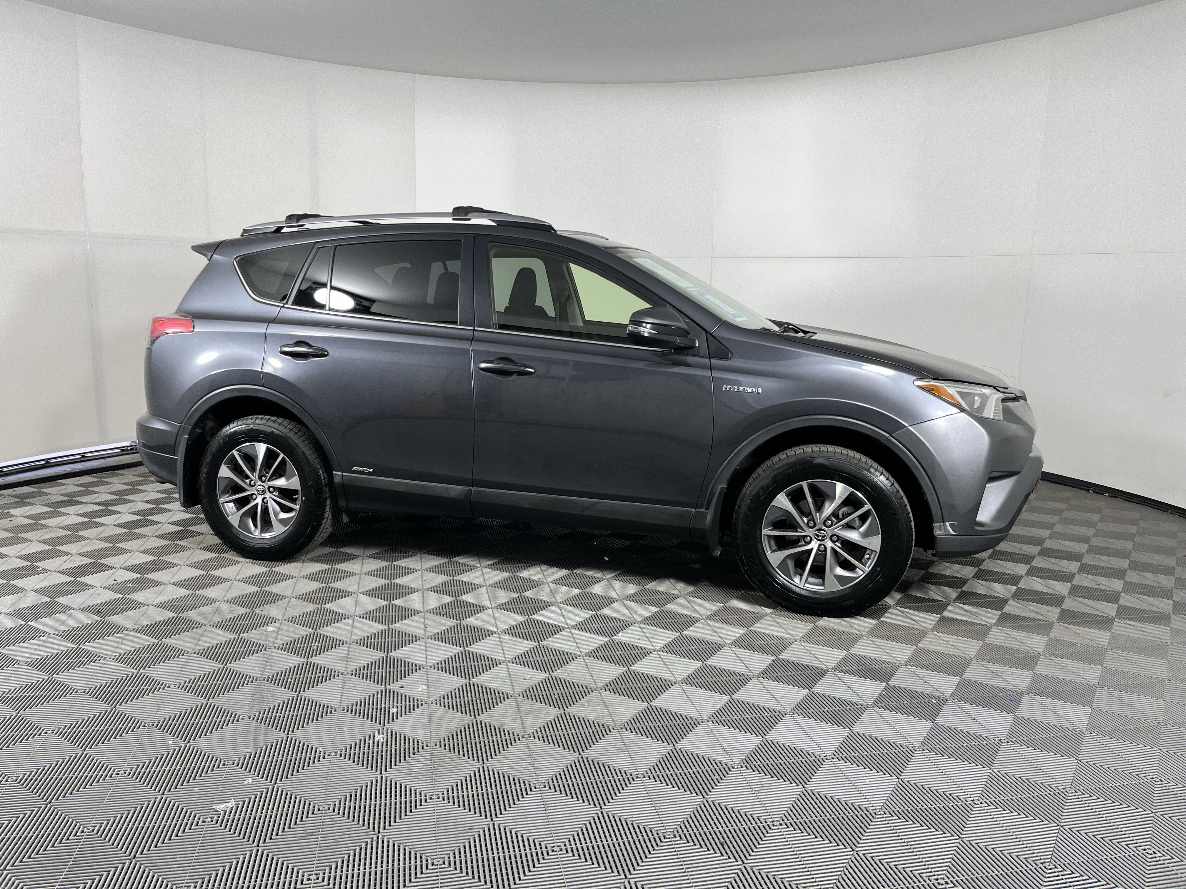 Used 2018 Toyota RAV4 XLE AWD/4WD image 6