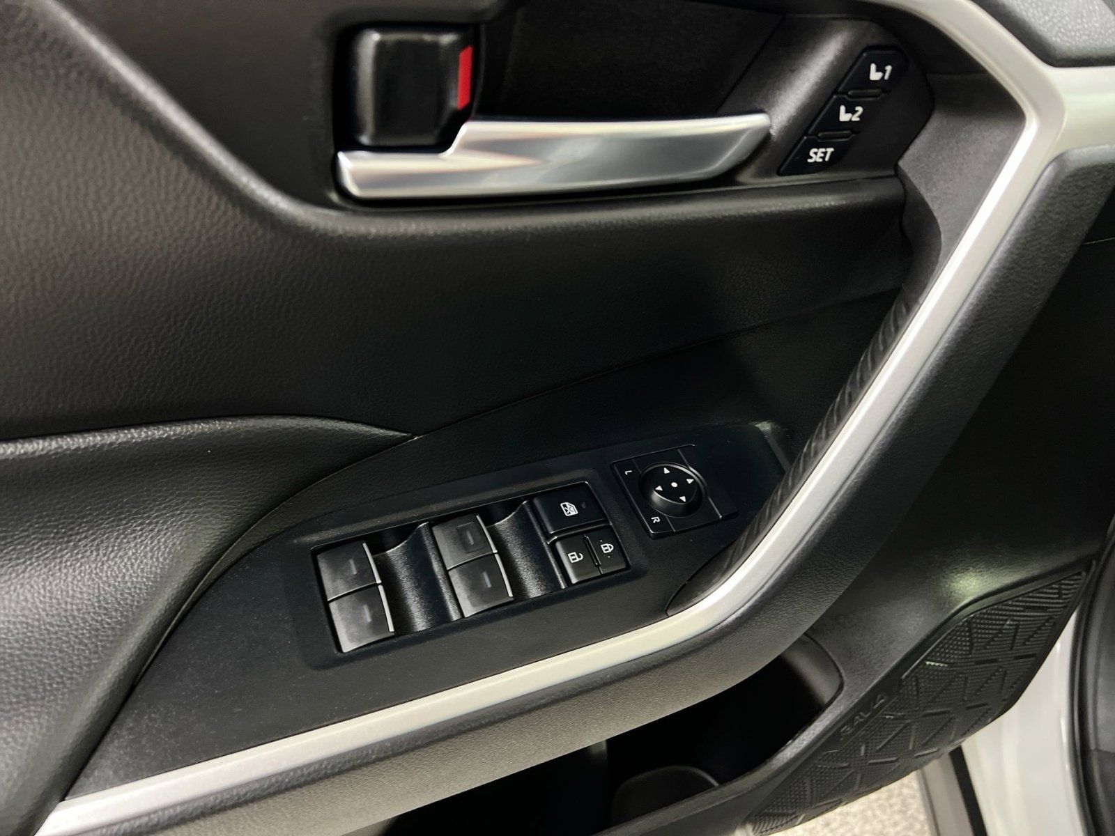 Used 2022 Toyota RAV4 XLE Premium image 19