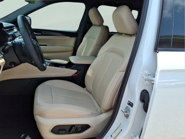 Used 2023 Jeep Grand Cherokee Limited w/ Luxury Tech Group II AWD/4WD image 12