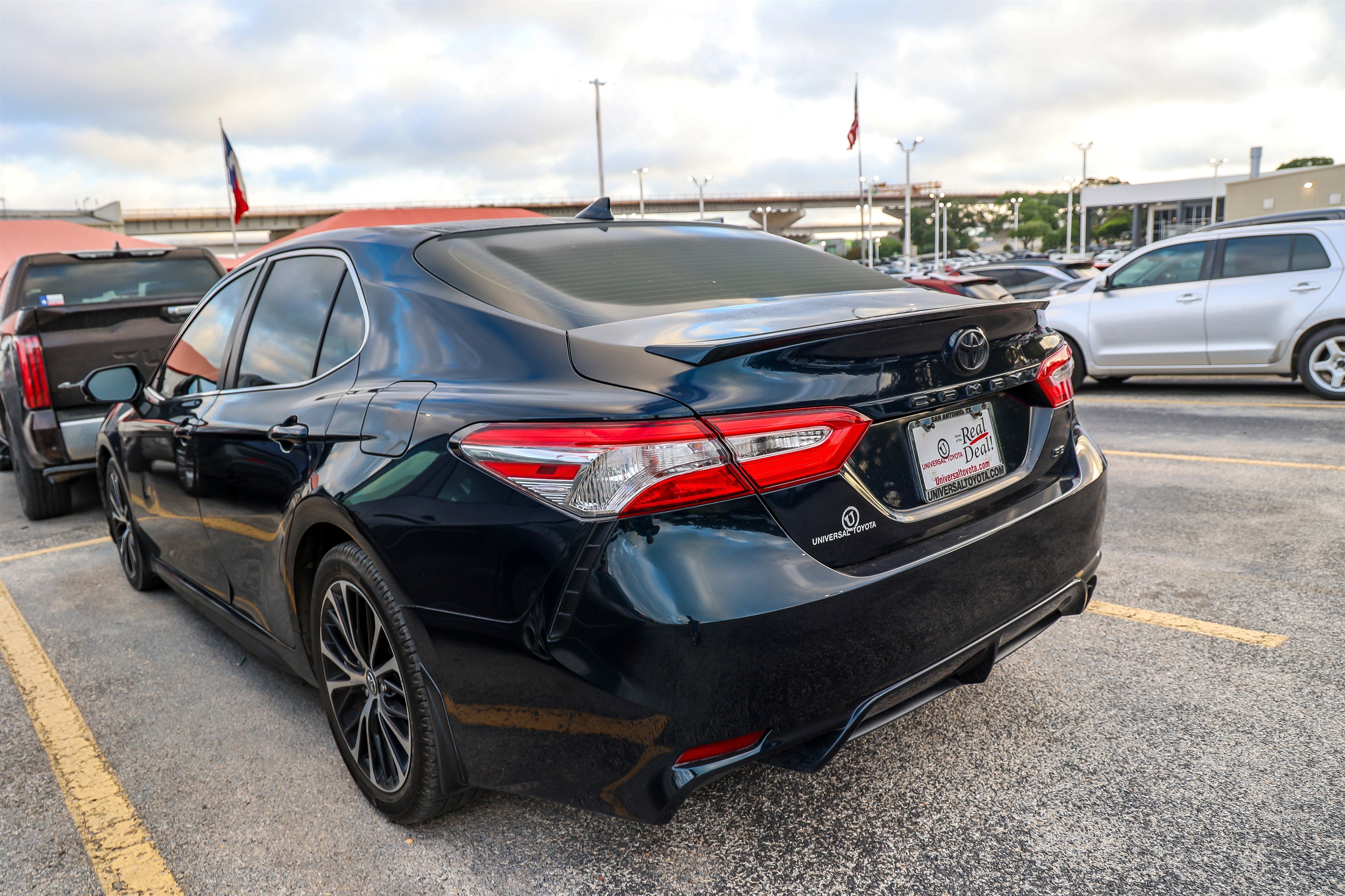 Used 2020 Toyota Camry SE FWD image 9