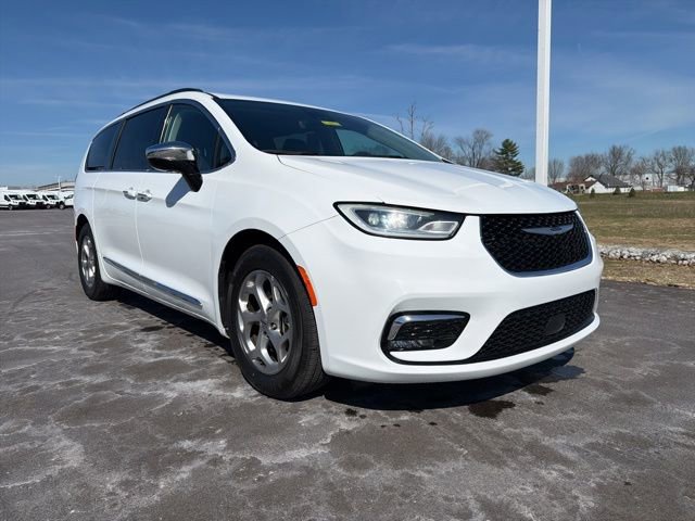 Used 2023 Chrysler Pacifica Limited image 1