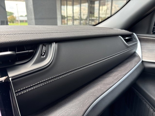 New 2025 Jeep Grand Cherokee Limited w/ Black Appearance Package image 19