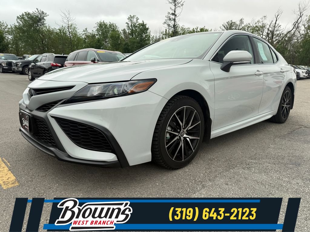 Used 2022 Toyota Camry SE FWD image 1