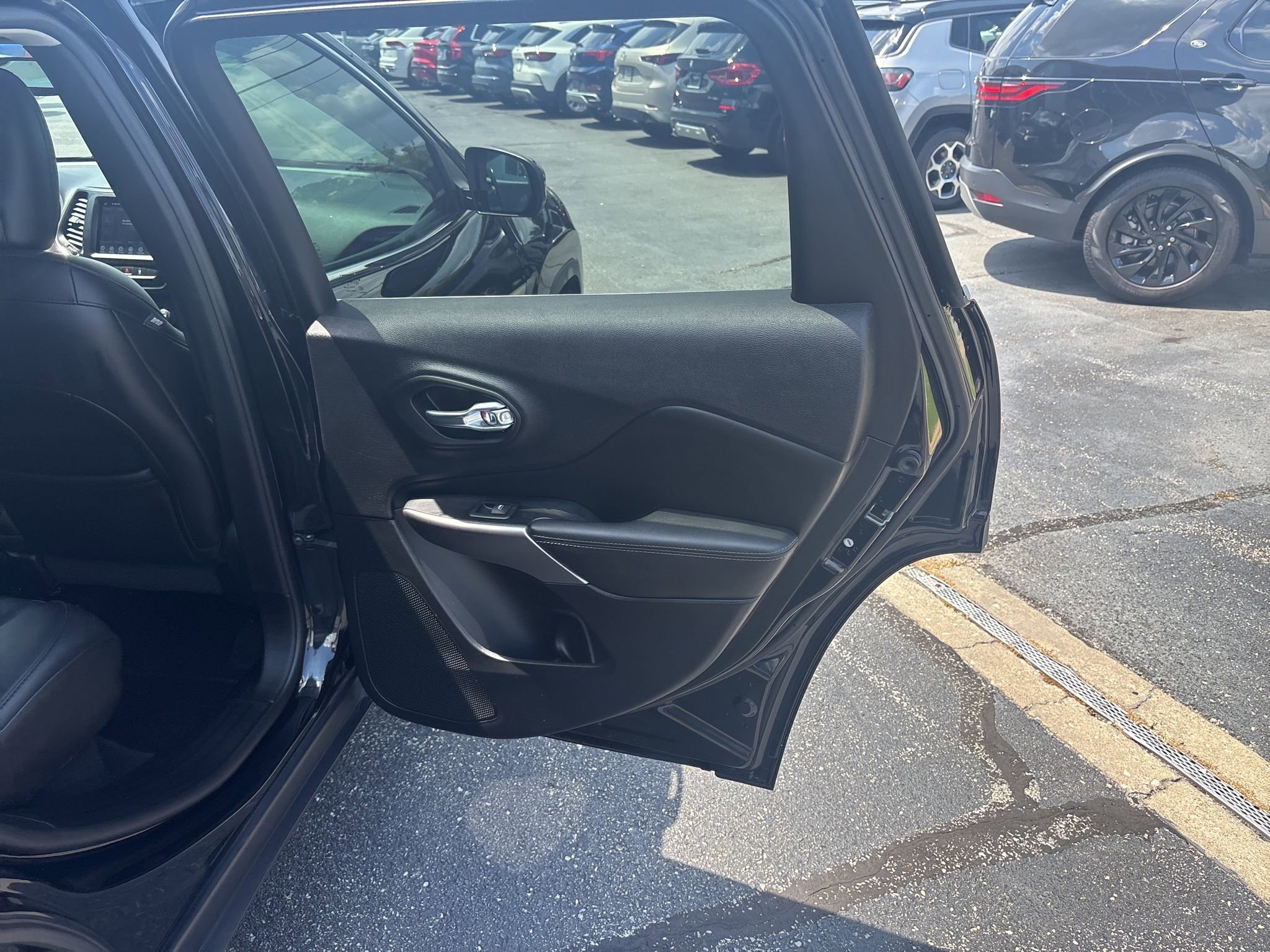 Used 2021 Jeep Cherokee Latitude Lux w/ Comfort/Convenience Group image 19