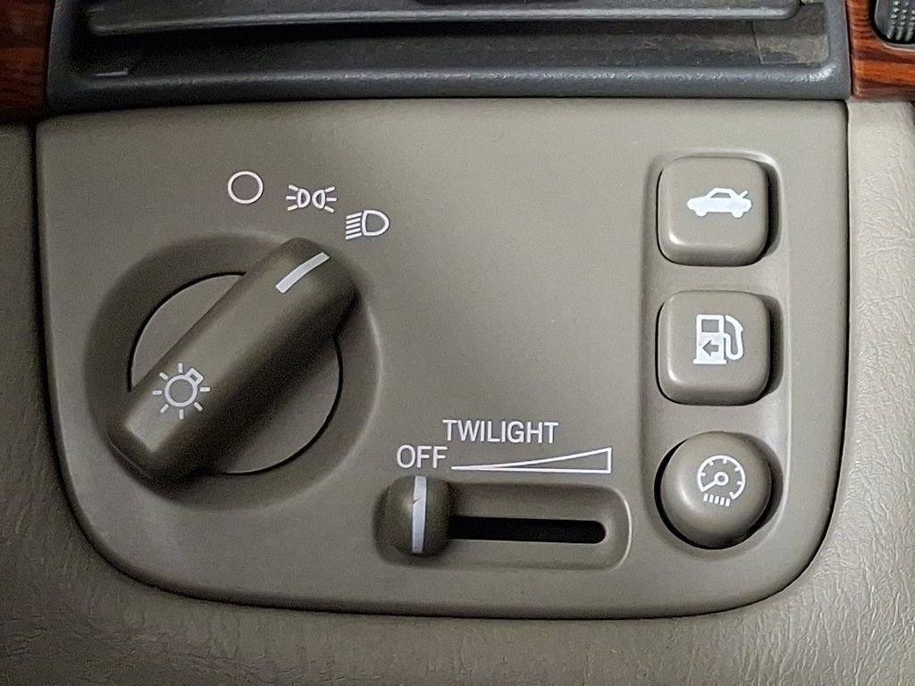 Used 2002 Cadillac De Ville w/ Comfort/Convenience Pkg image 23