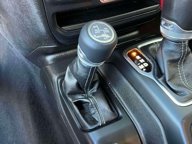 Used 2024 Jeep Wrangler Unlimited Sahara w/ Technology Group AWD/4WD image 27