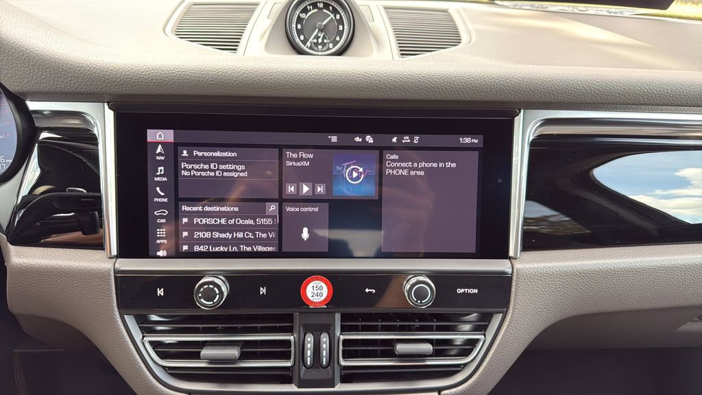 Certified 2025 Porsche Macan image 11