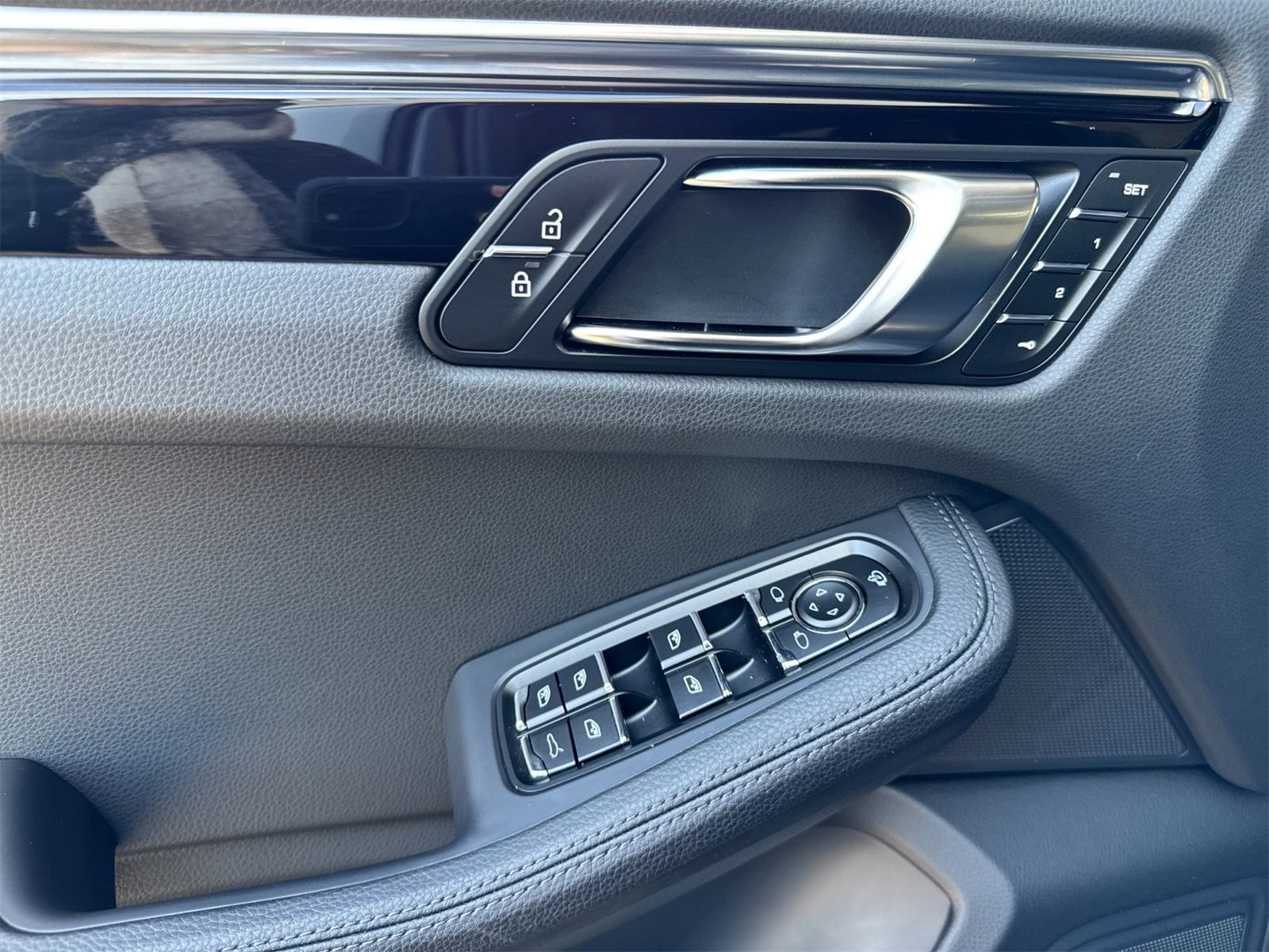 Used 2025 Porsche Macan image 12