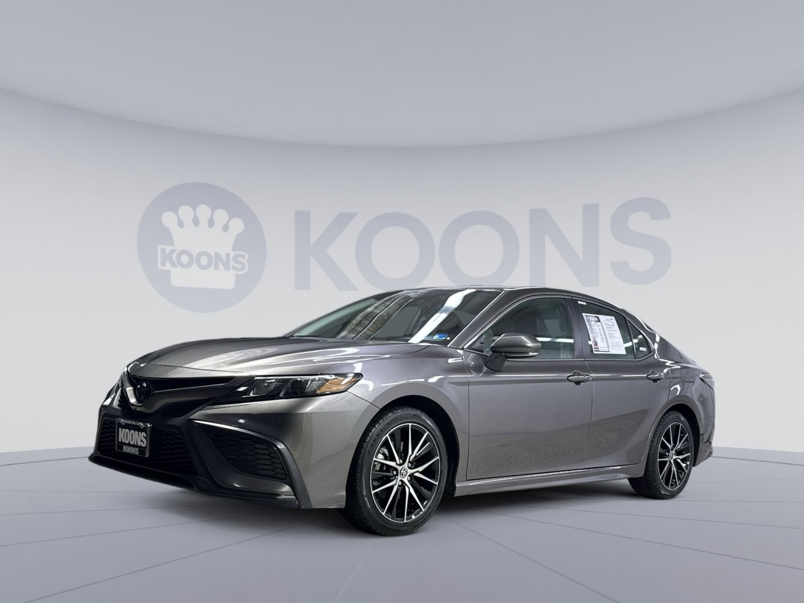Used 2023 Toyota Camry SE image 1