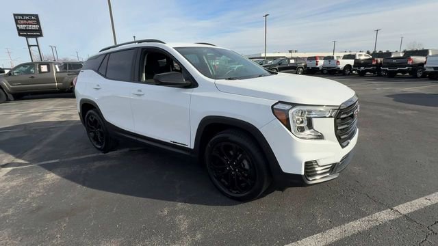 Used 2022 GMC Terrain SLE w/ Driver Convenience Package image 2