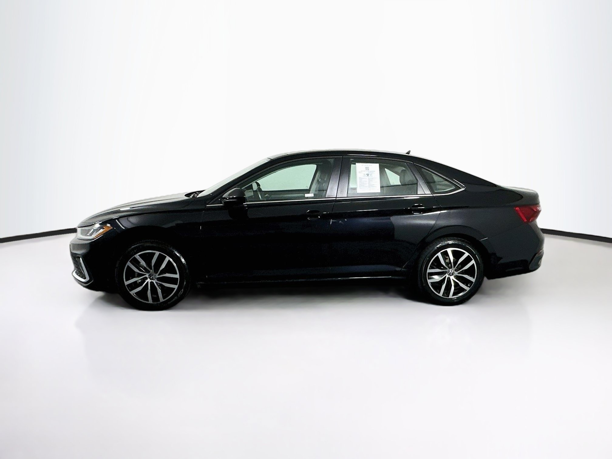 Used 2025 Volkswagen Jetta SE FWD image 4