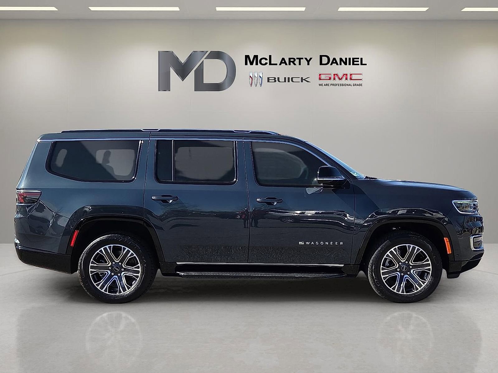 Used 2025 Jeep Wagoneer 4WD image 6