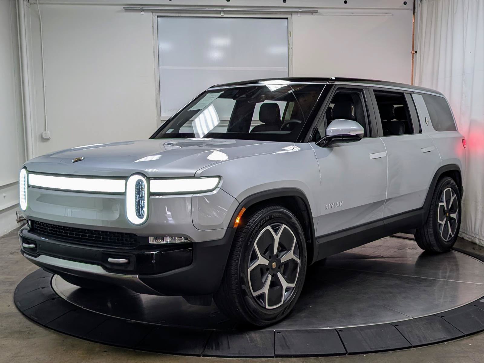 Used 2024 Rivian R1S Adventure AWD/4WD image 4
