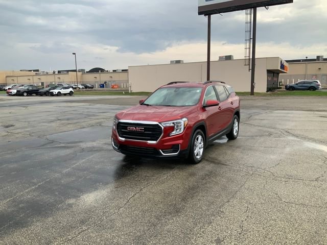 Used 2024 GMC Terrain SLE w/ Driver Convenience Package image 2