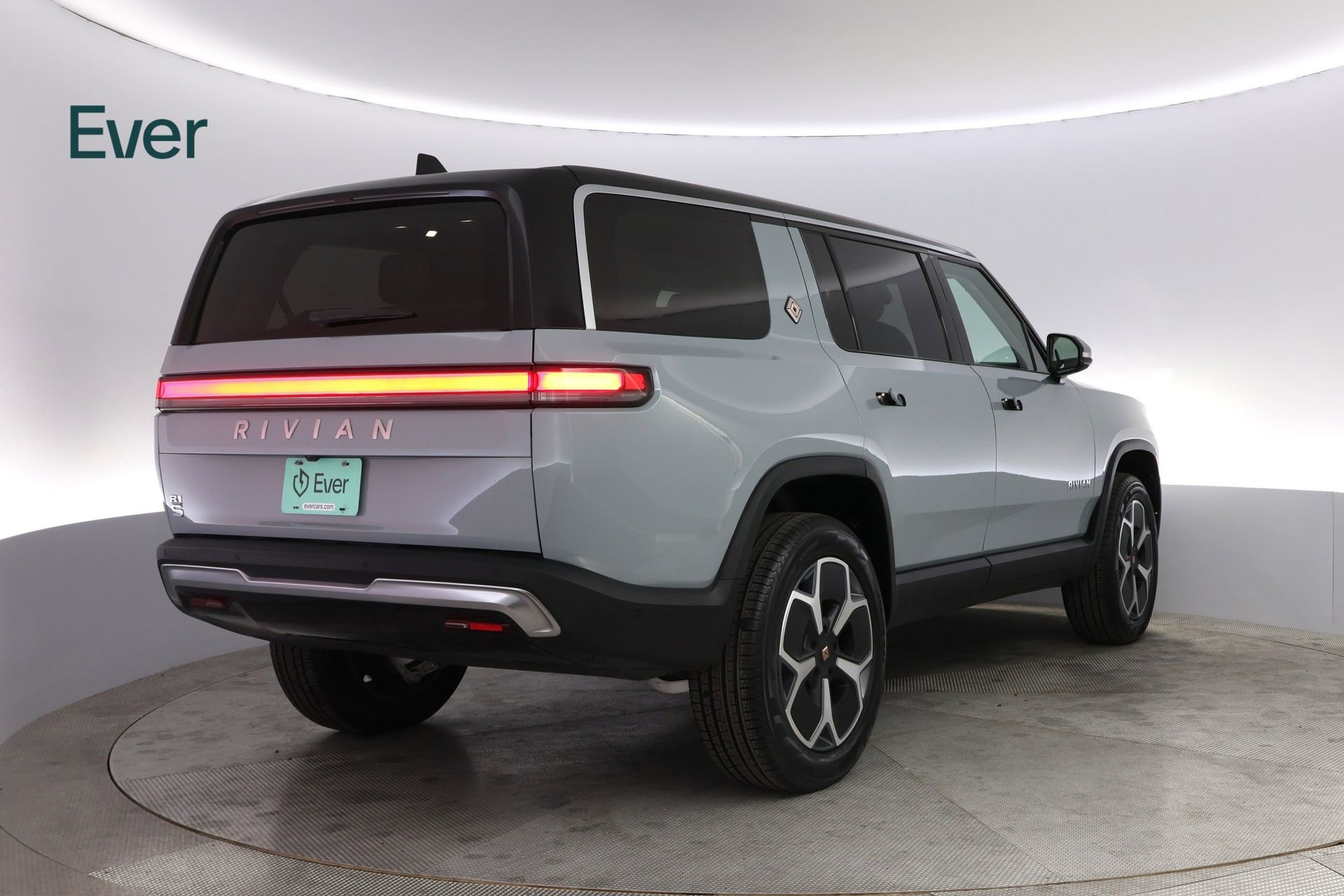 Used 2024 Rivian R1S Adventure image 3