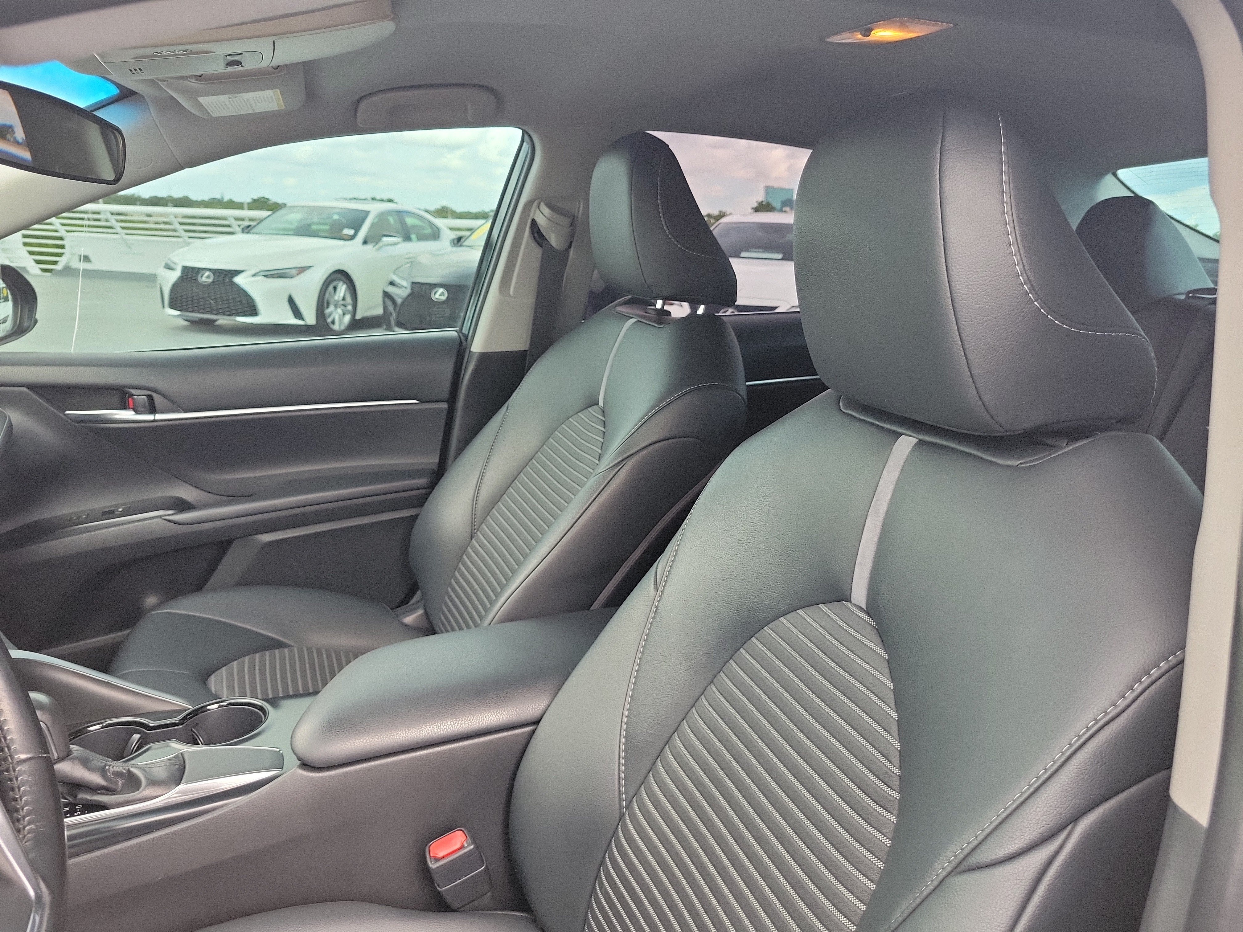 Used 2018 Toyota Camry SE FWD image 19
