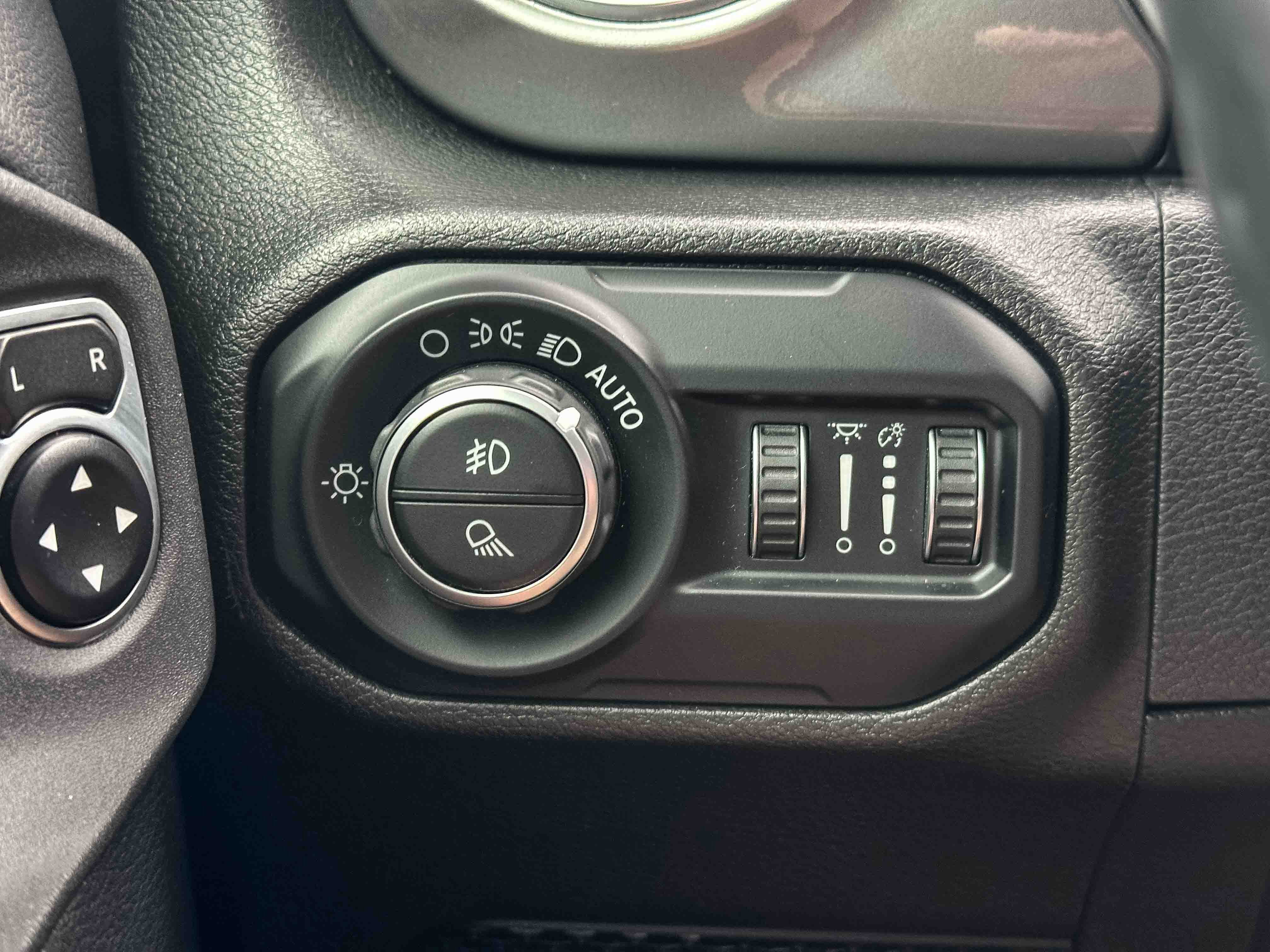 Used 2020 Jeep Gladiator Overland AWD/4WD image 37