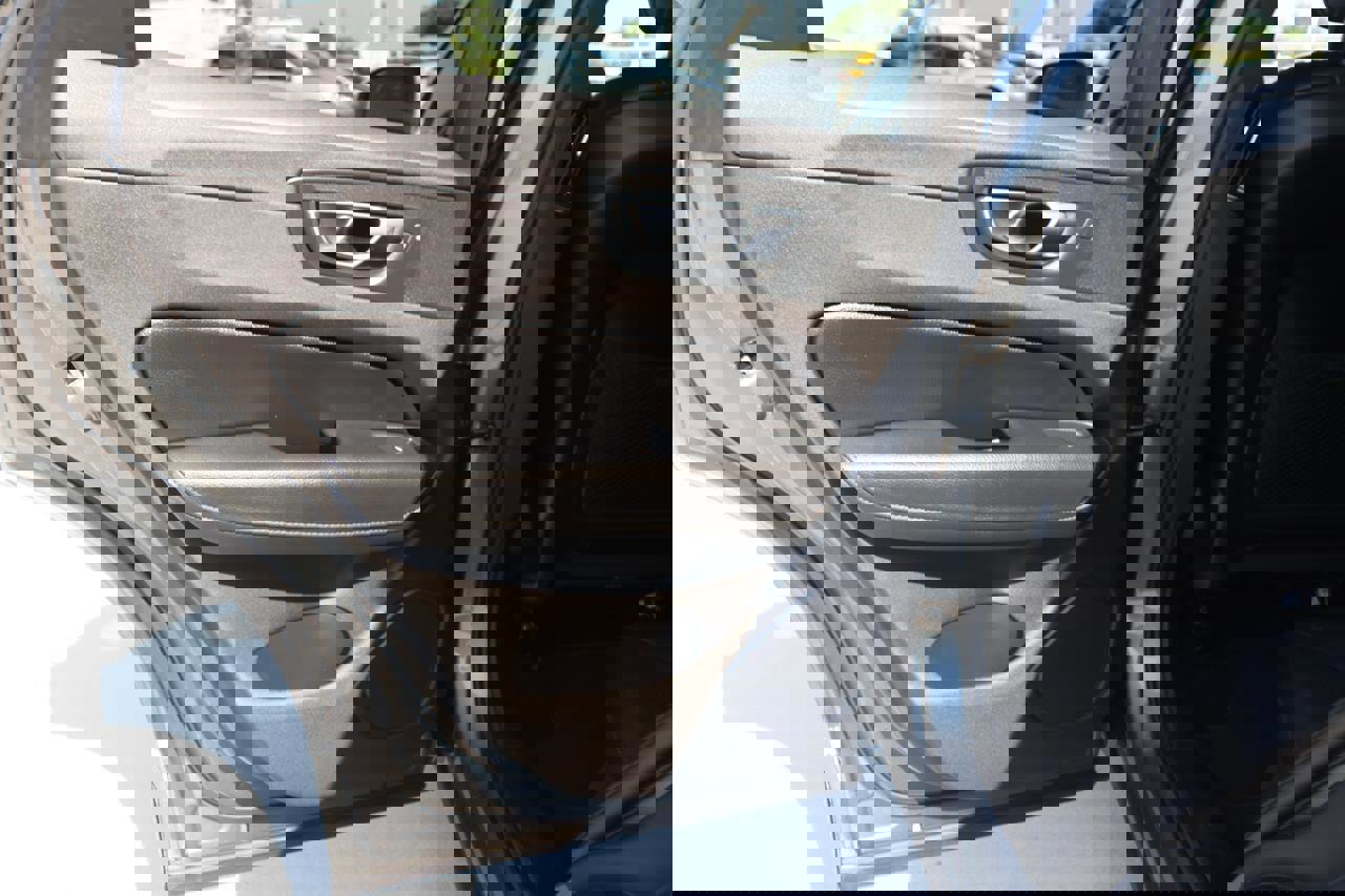 Used 2018 Volvo XC60 T5 Momentum w/ Convenience Package image 23