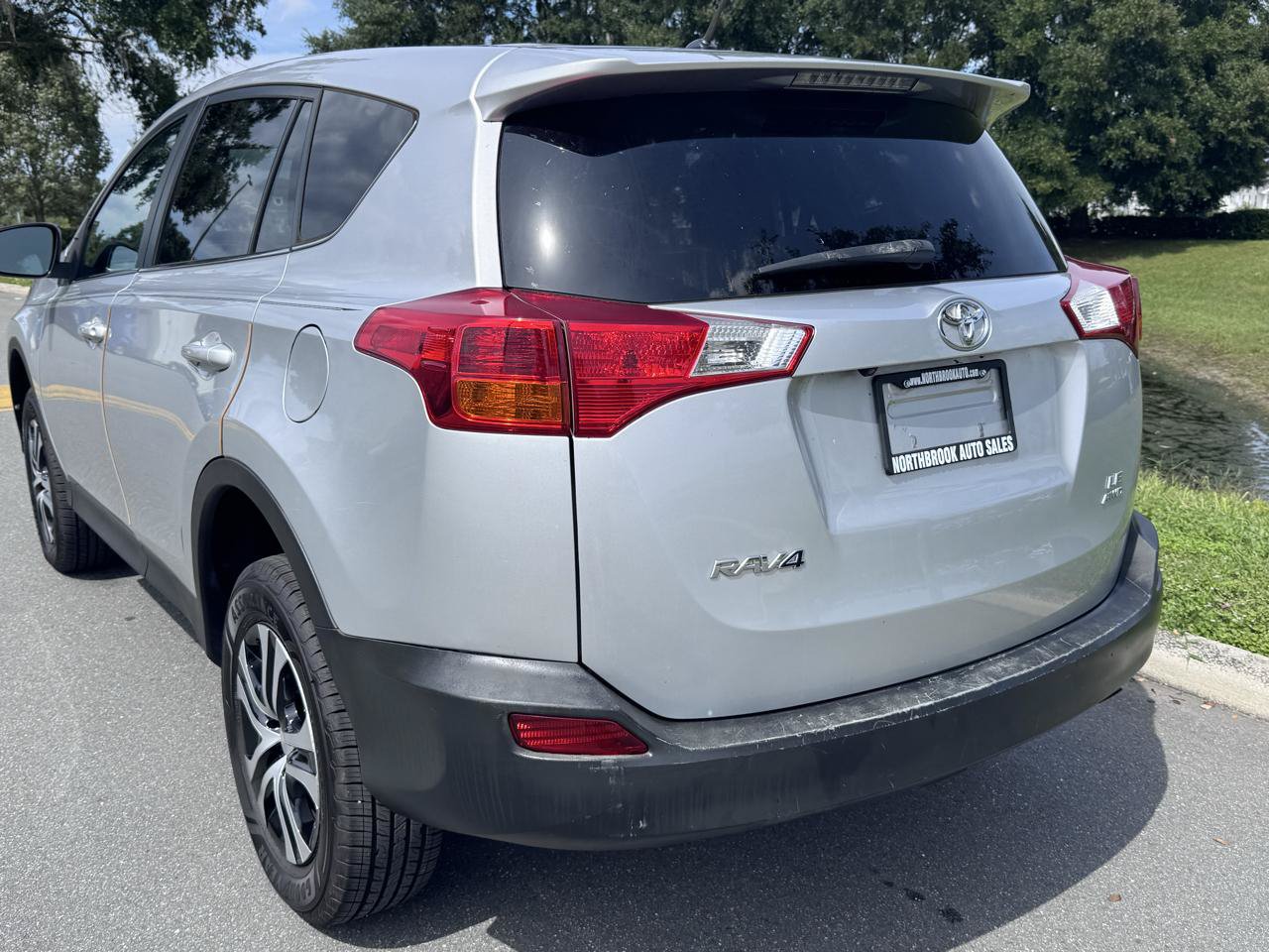 Used 2015 Toyota RAV4 LE AWD/4WD image 12