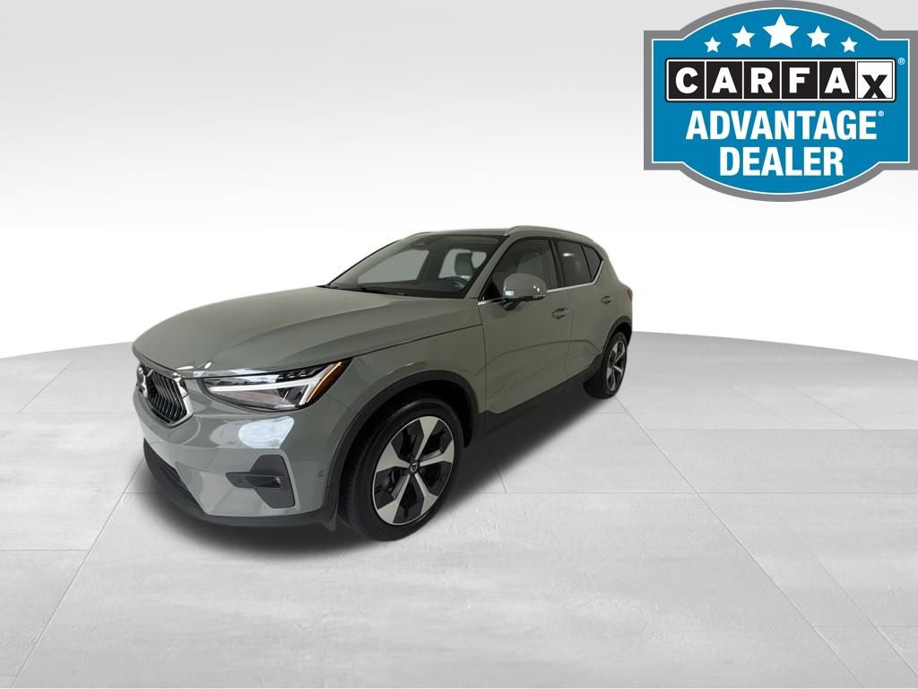 Used 2024 Volvo XC40 B5 Plus AWD/4WD image 1
