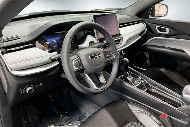 Used 2024 Jeep Compass Latitude image 17