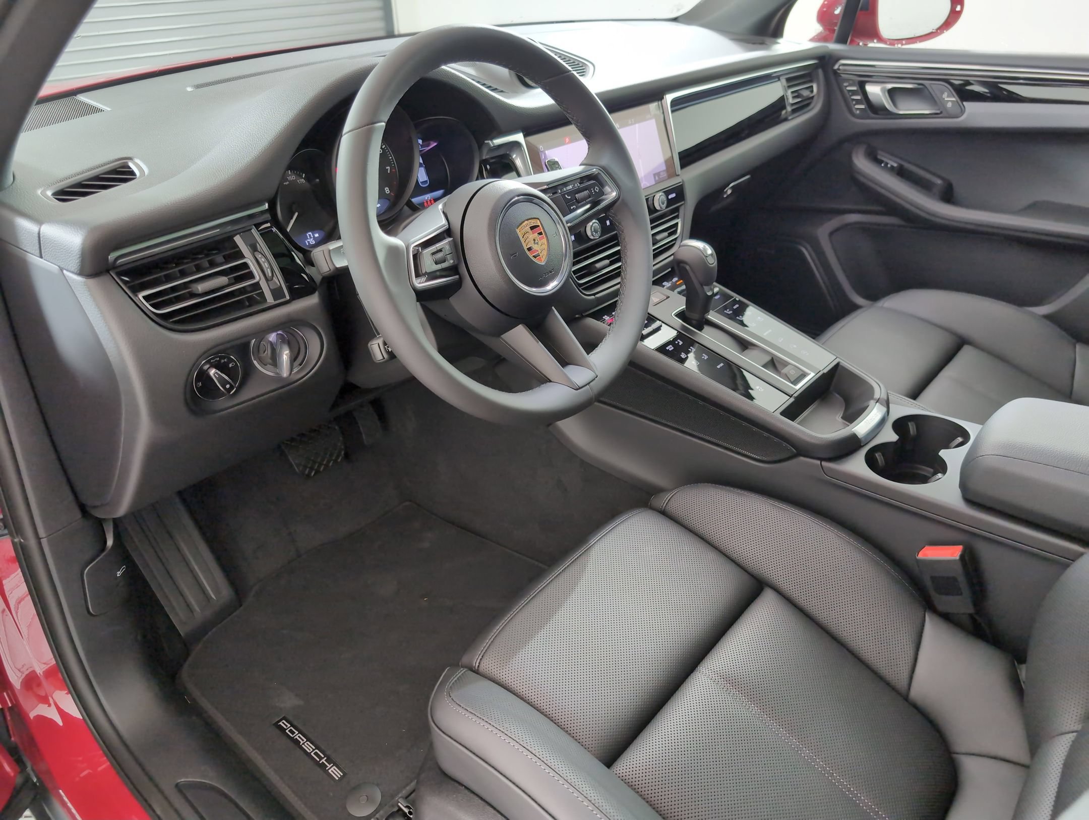 Certified 2025 Porsche Macan AWD/4WD image 4