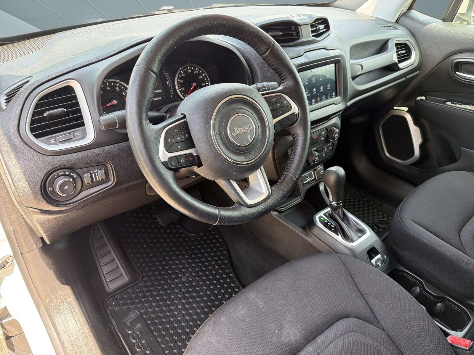 Used 2018 Jeep Renegade Latitude w/ Advanced Technology Group FWD image 4