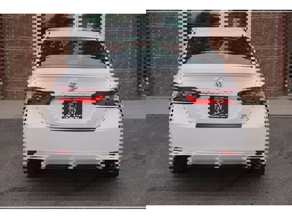 Used 2024 Toyota Camry SE image 3