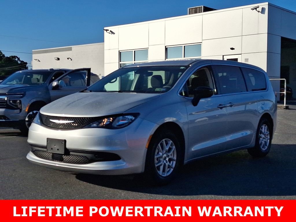 Used 2024 Chrysler Voyager LX image 3