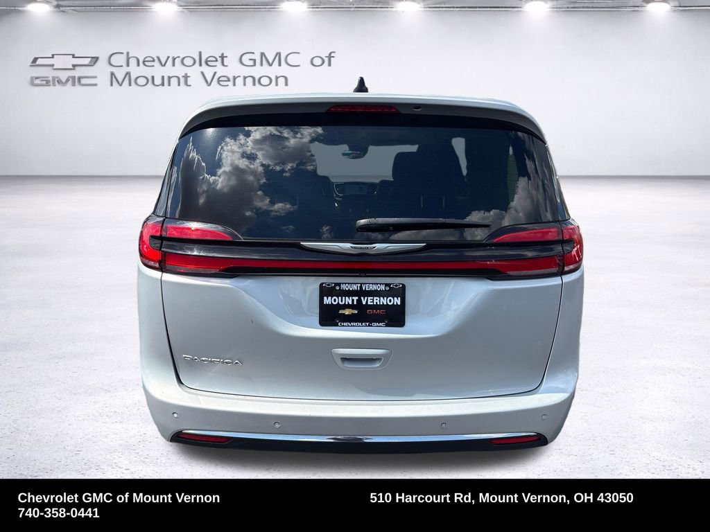 Used 2023 Chrysler Pacifica Touring-L FWD image 9