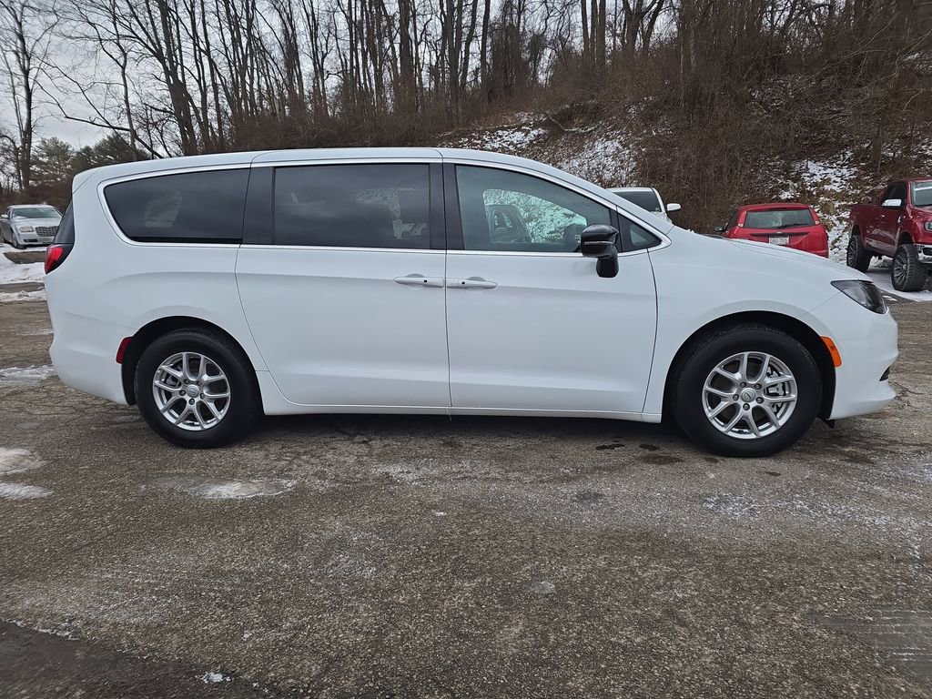 New 2026 Chrysler Pacifica Select w/ S Appearance Package AWD/4WD image 3