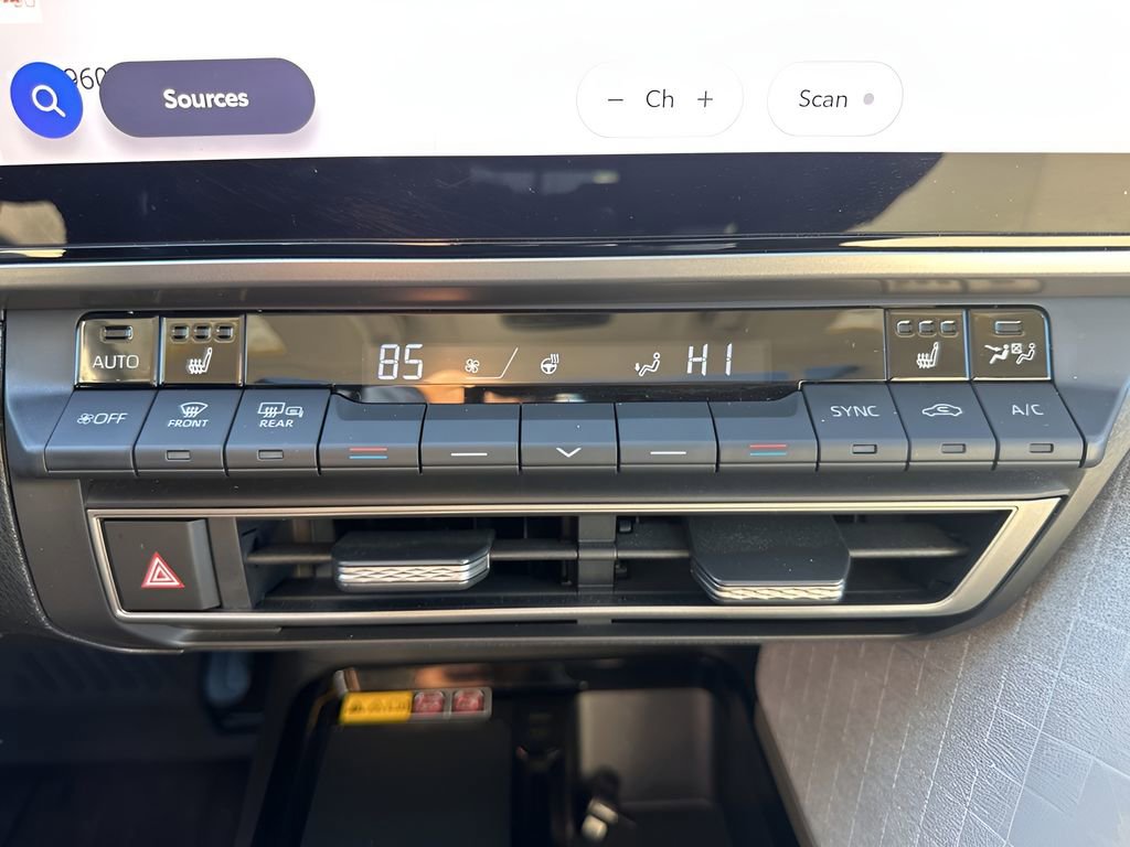 Used 2025 Toyota Camry XLE image 19