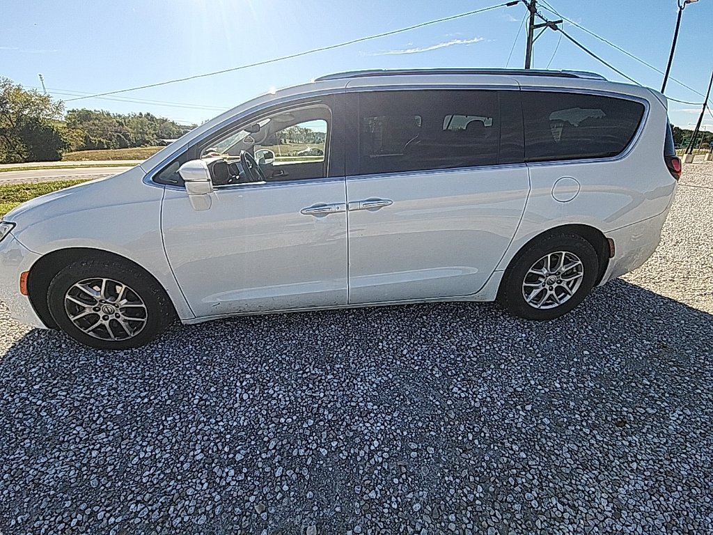 Used 2021 Chrysler Pacifica Touring-L FWD image 5