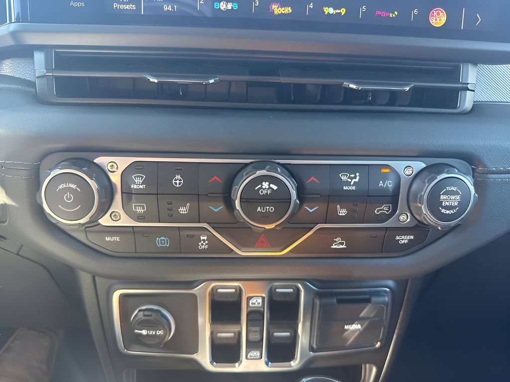 Used 2025 Jeep Wrangler Unlimited Sahara AWD/4WD image 21
