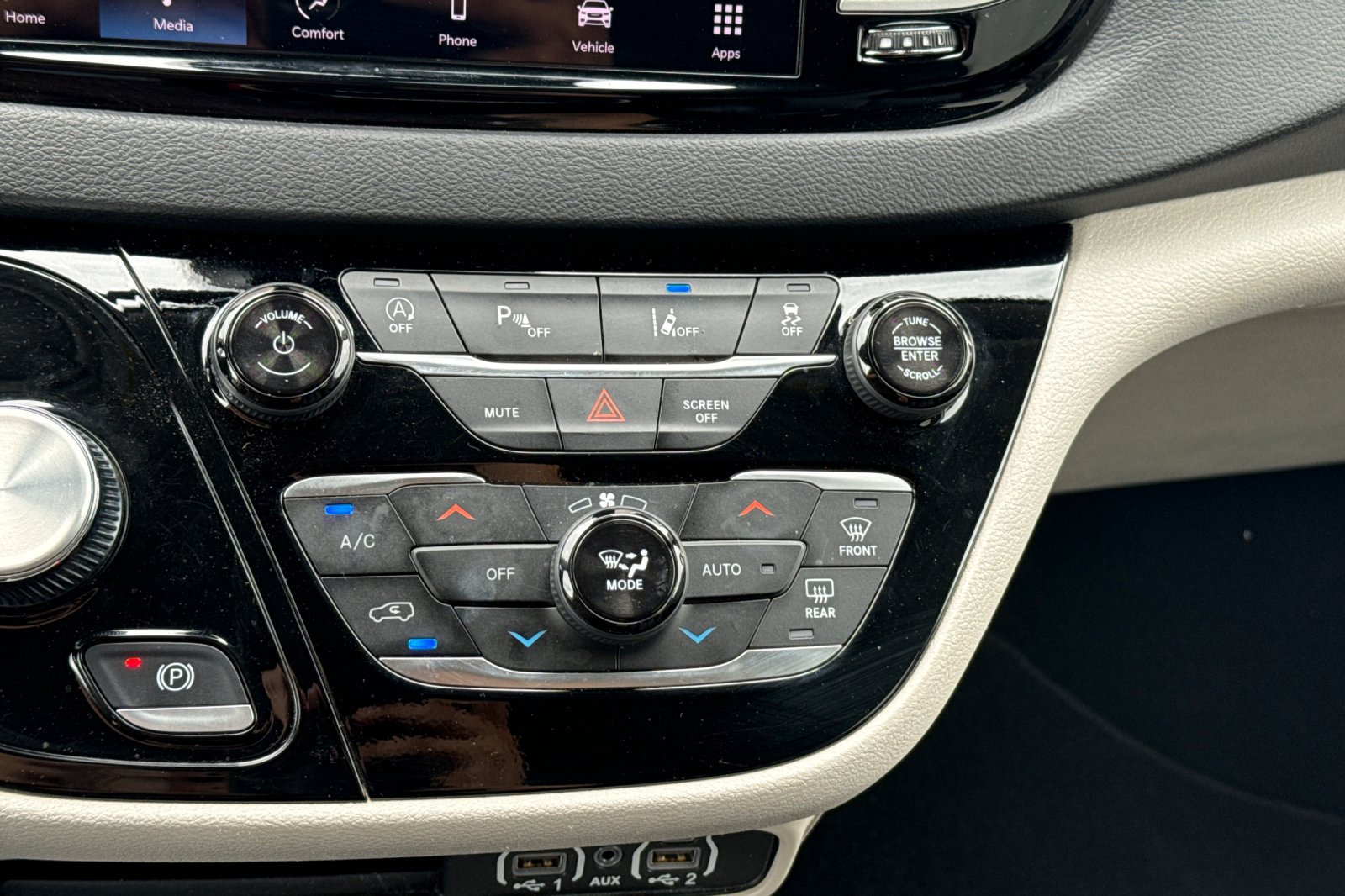 Used 2024 Chrysler Pacifica Touring-L FWD image 31