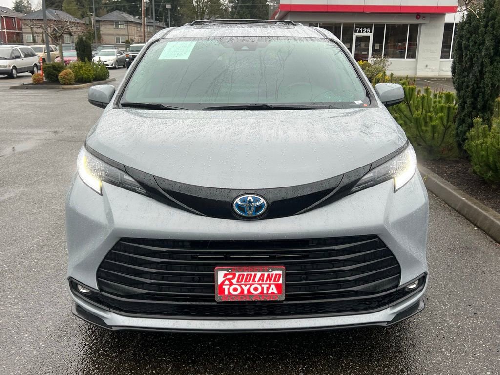 Used 2025 Toyota Sienna XLE Woodland Edition image 5