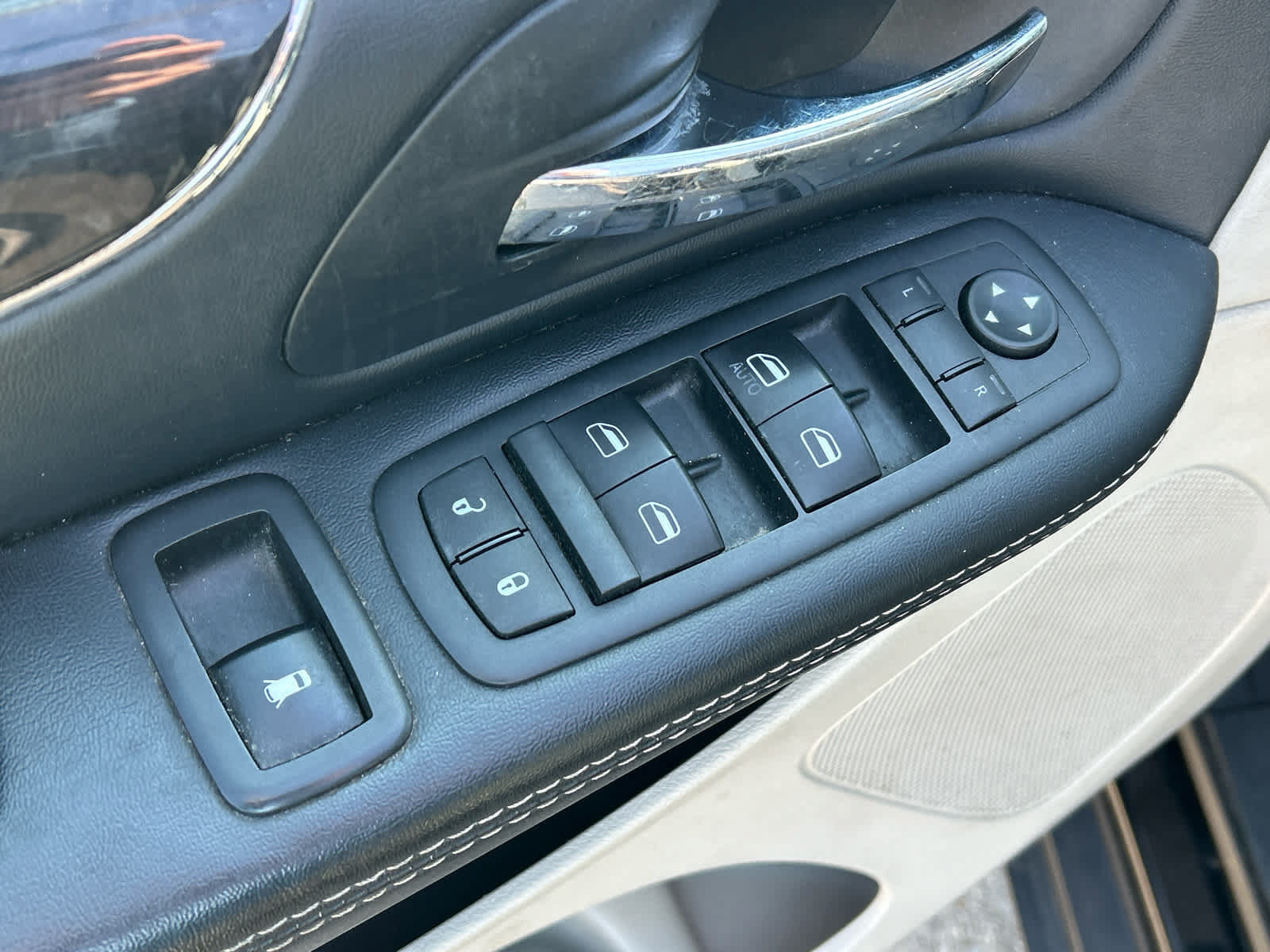 Used 2015 Chrysler Town & Country Touring FWD image 21