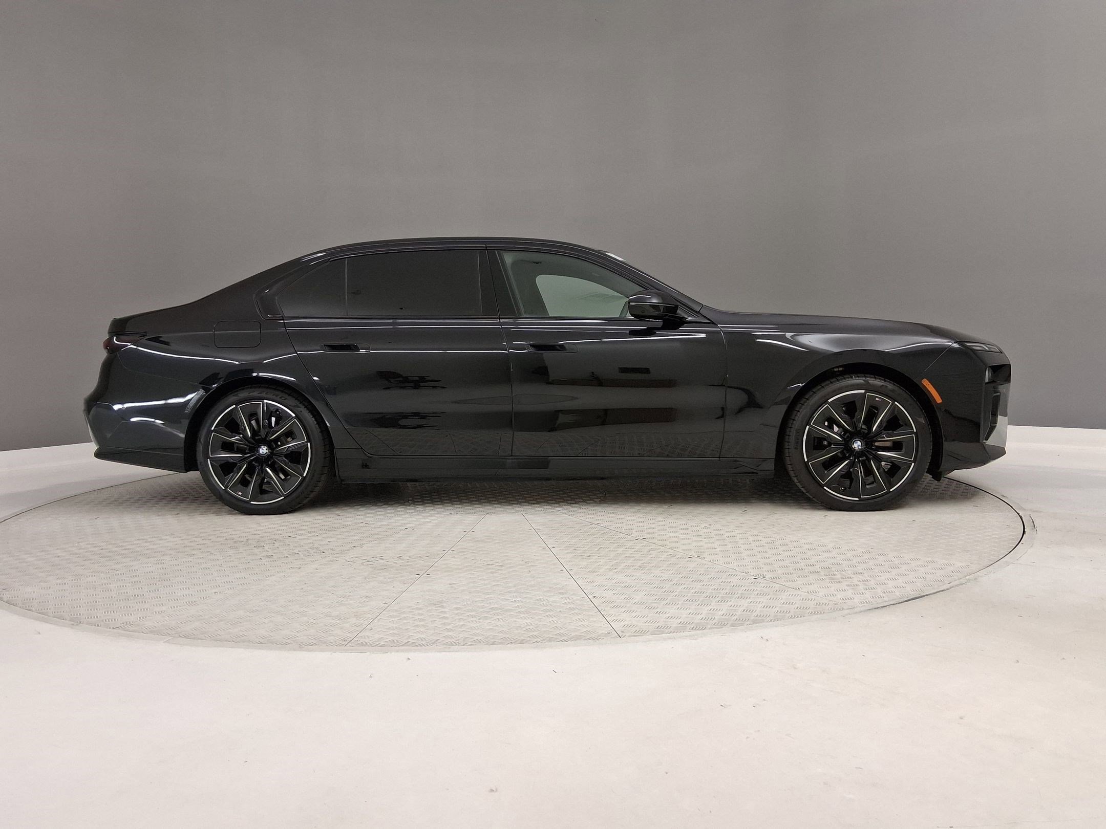 Certified 2025 BMW 750e xDrive w/ Premium Package AWD/4WD image 6