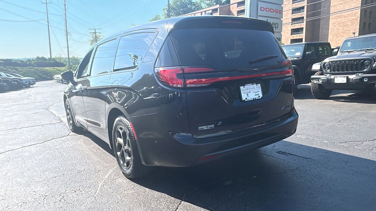 Certified 2023 Chrysler Pacifica Touring-L w/ S Appearance Package FWD image 10