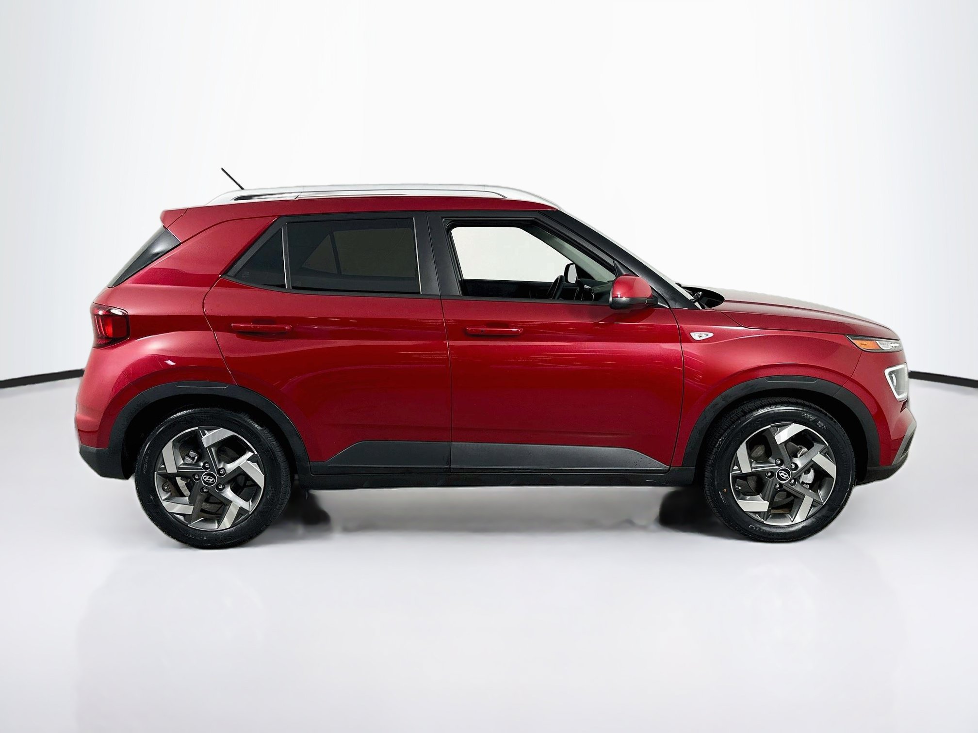 Used 2023 Hyundai Venue Limited w/ Cargo Package FWD image 4