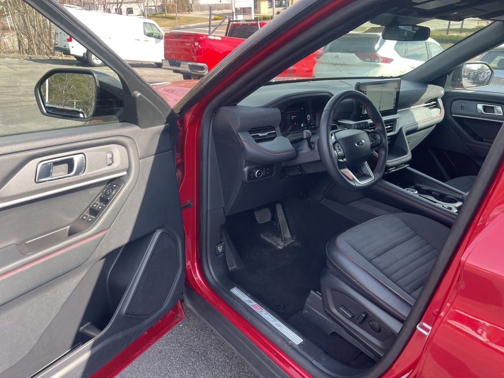 Used 2025 Ford Explorer ST-Line w/ ST-Line Street Pack AWD/4WD image 15