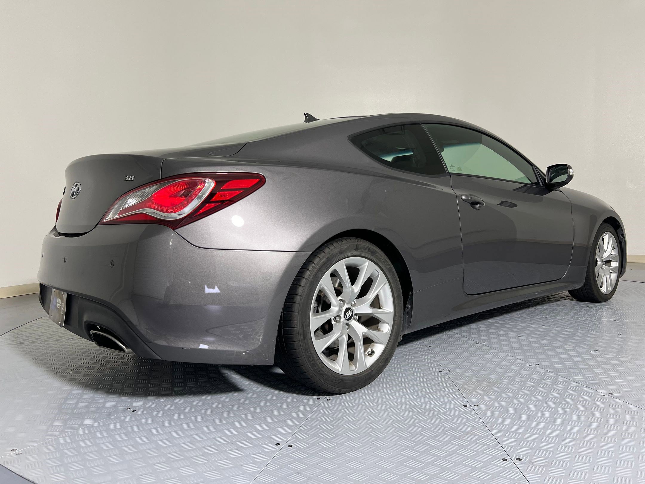 Used 2013 Hyundai Genesis 3.8 image 9