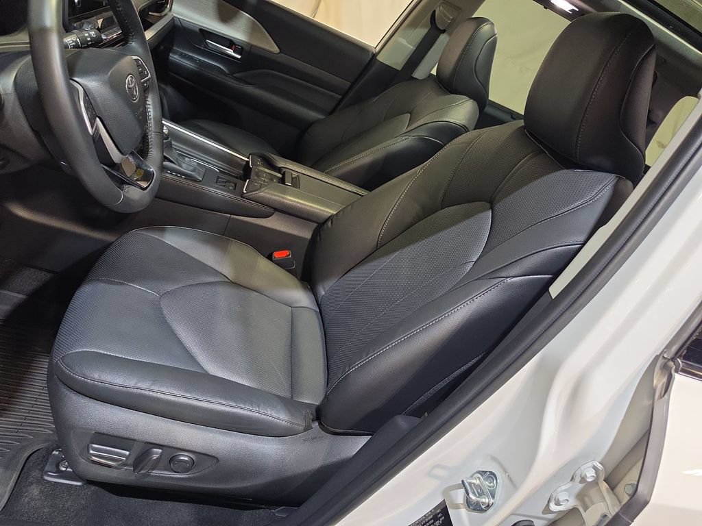 Used 2024 Toyota Grand Highlander AWD Hybrid image 13